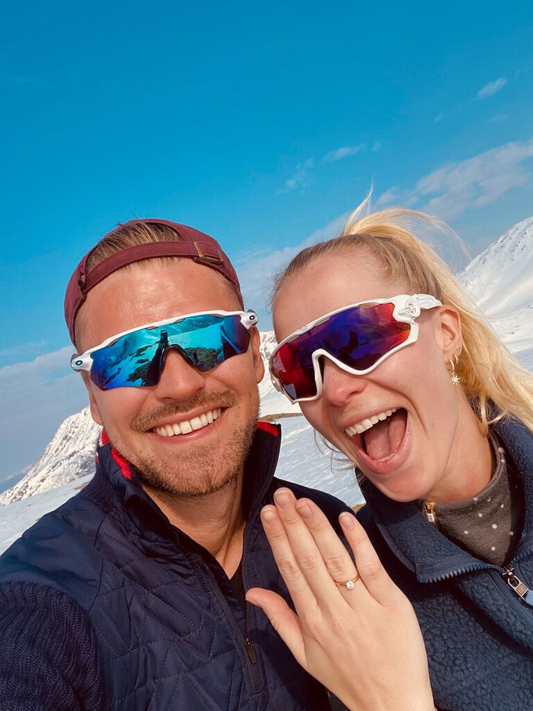 Forlovet oss på en fjelltopp i Romsdalen