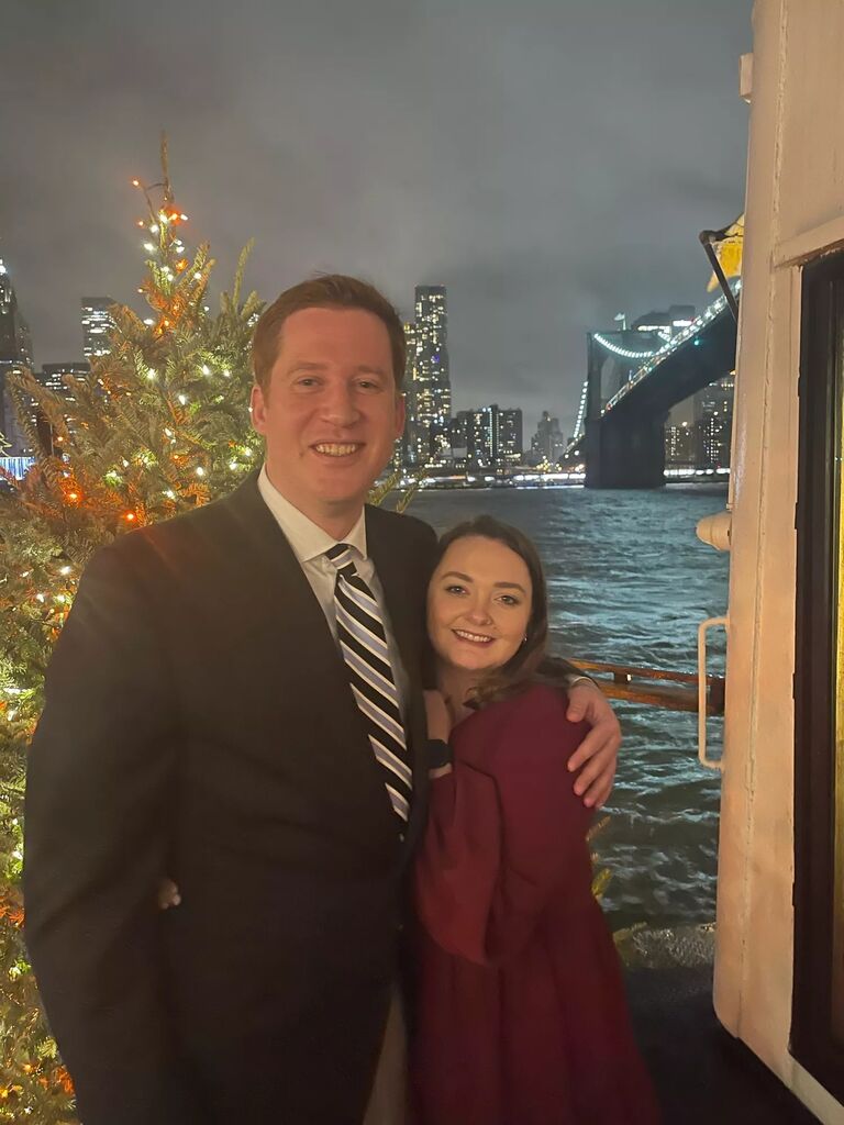 Steve brings Sarah to New York City for Christmas and they have dinner at the famous River Cafe under the Brooklyn Bridge.