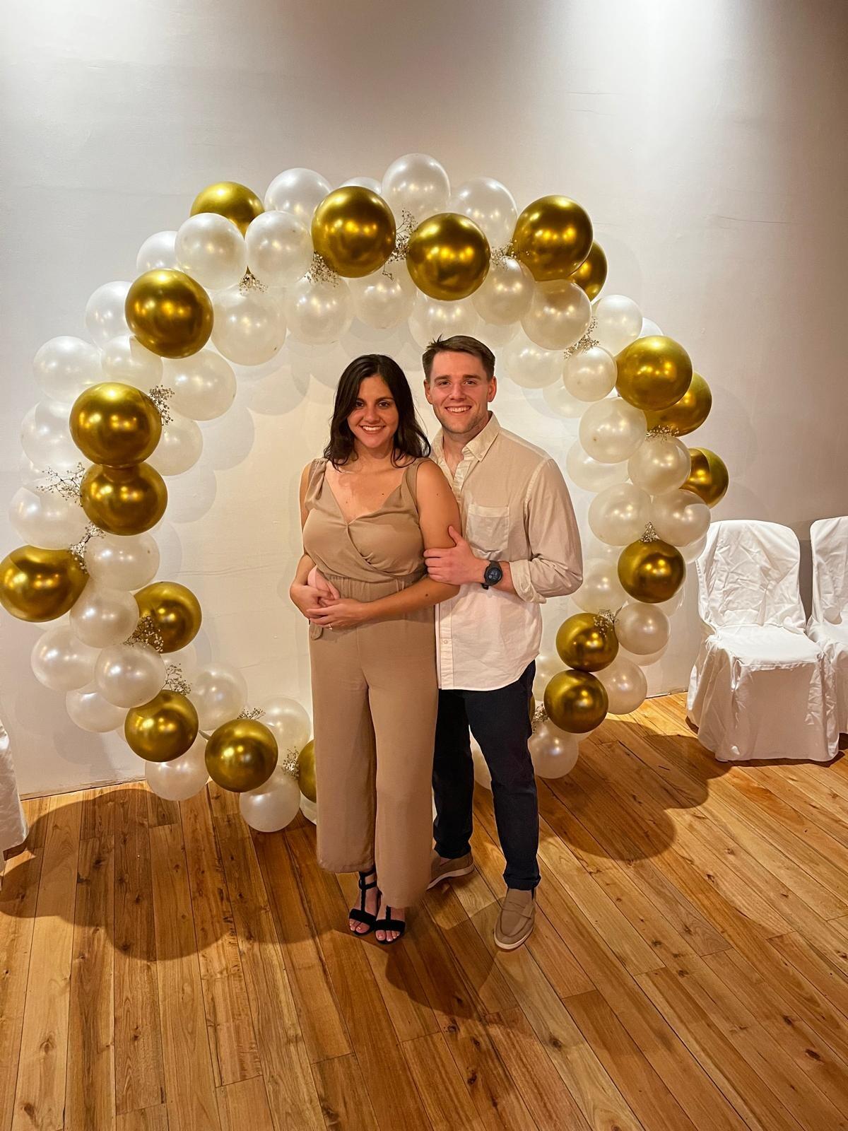 Dan y Michelle planearon su primer viaje a Ecuador, donde Dan conoció a la familia y amigos de Michelle. Estuvieron por dos semanas recorriendo el país.

_________________________________

Dan and Michelle planned their first trip to Ecuador, where Dan met Michelle's family and friends. They spent two weeks touring the country.