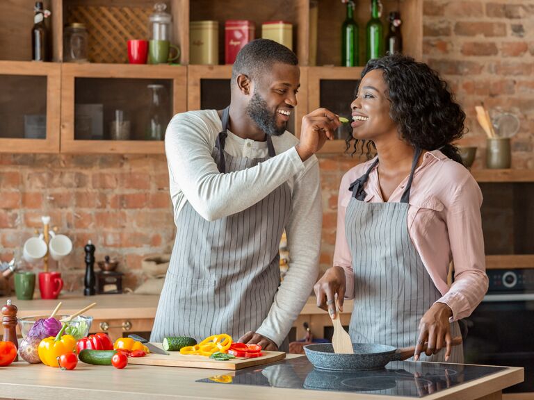 Heureux couple cuisinant ensemble dans la cuisine