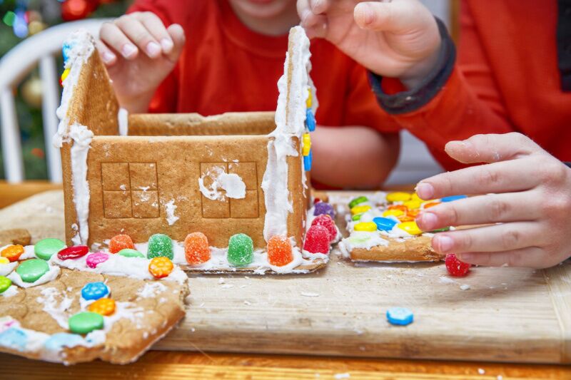 Christmas party ideas for kids - gingerbread house making