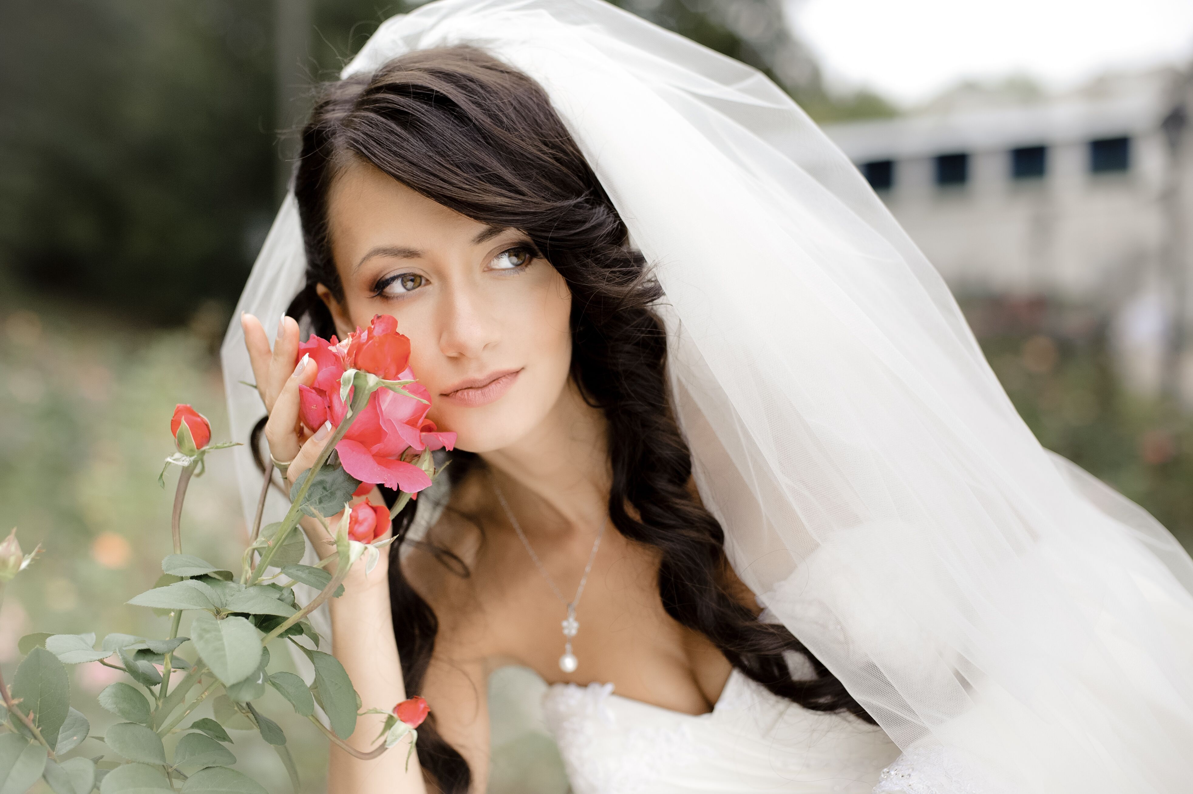 Невеста. Свадебные причёски на длинные волосы с фатой. Красивая невеста. Прическа с фатой на длинные волосы. Свадебная прическа для невесты с фатой.
