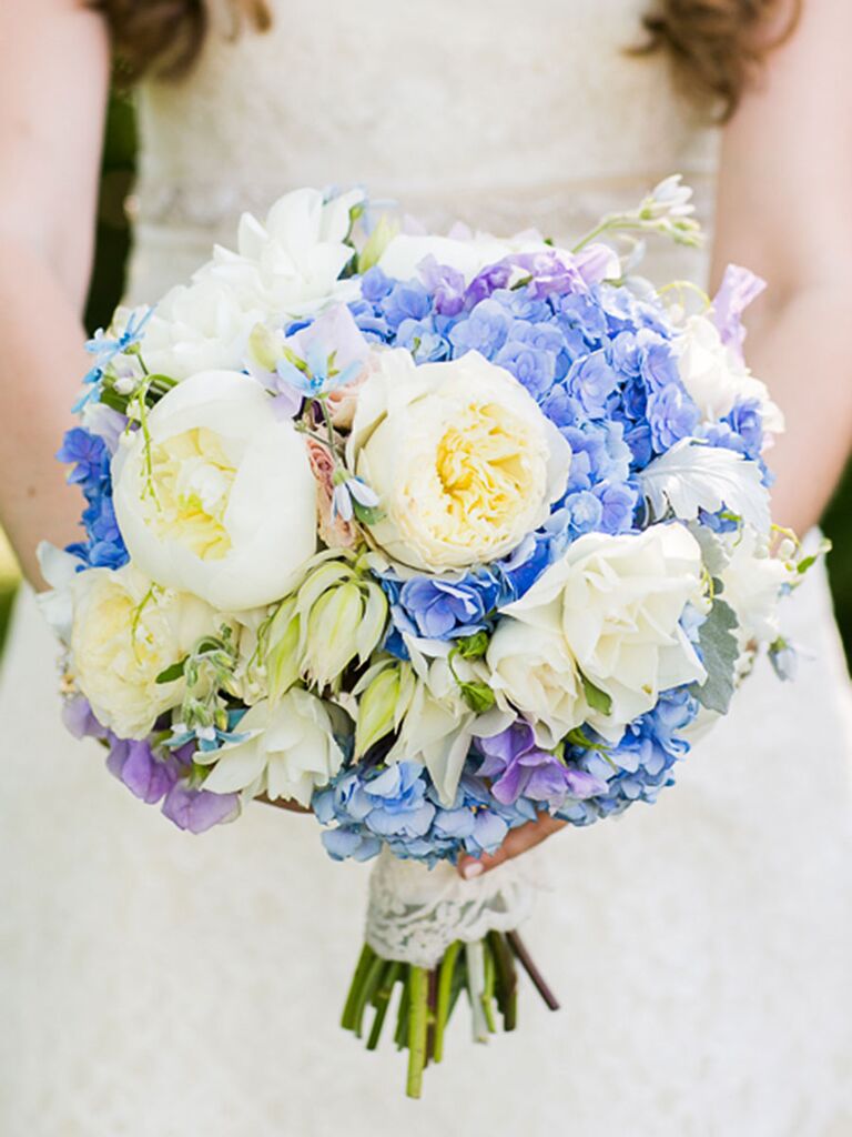 blue and white flower bouquets for weddings