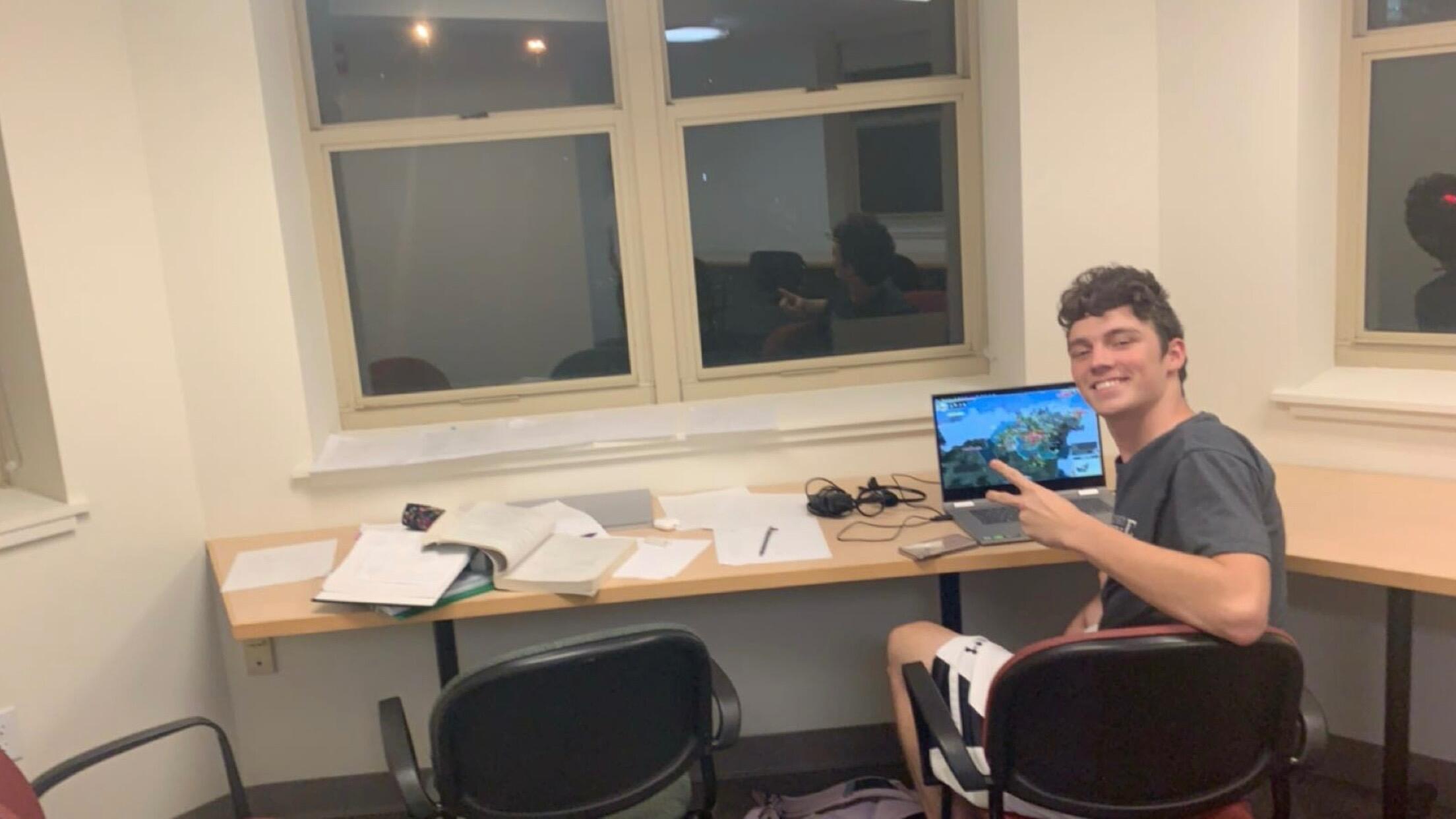 Jack would game while Ana studied in the study lounge// Jack jugaba en la computadora mientras qua Ana estudiaba en los dormitorios