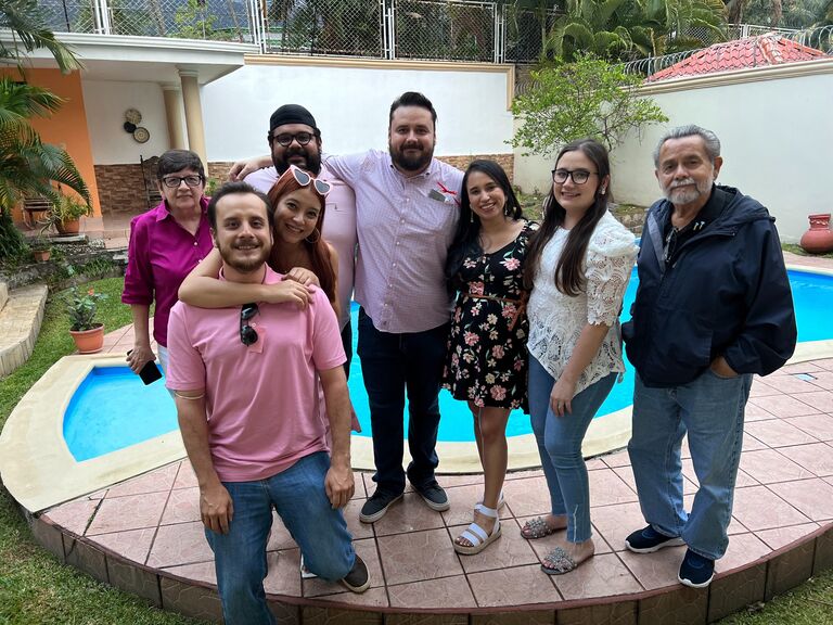 ¡En el gender reveal de Mateo! Poco sabía Claudia que, para este momento, ya tenia el anillo para proponerle matrimonio. Mateo ayudó en esto.