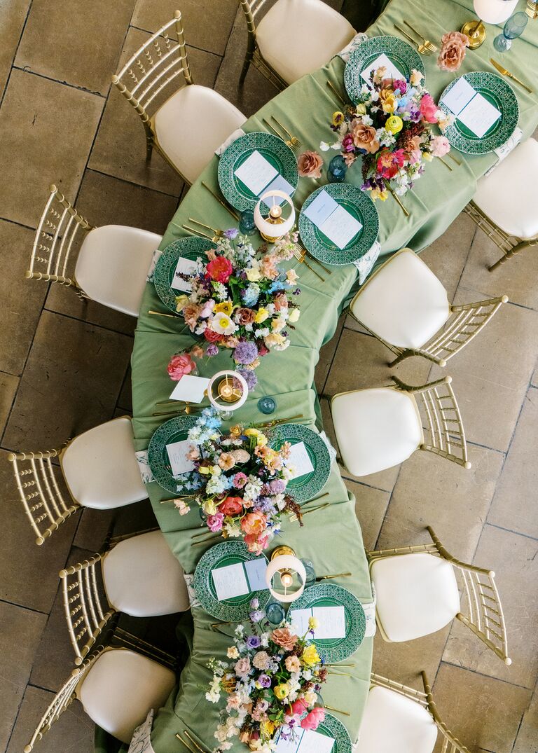 serpentine tablescape 2025 wedding trends seating idea