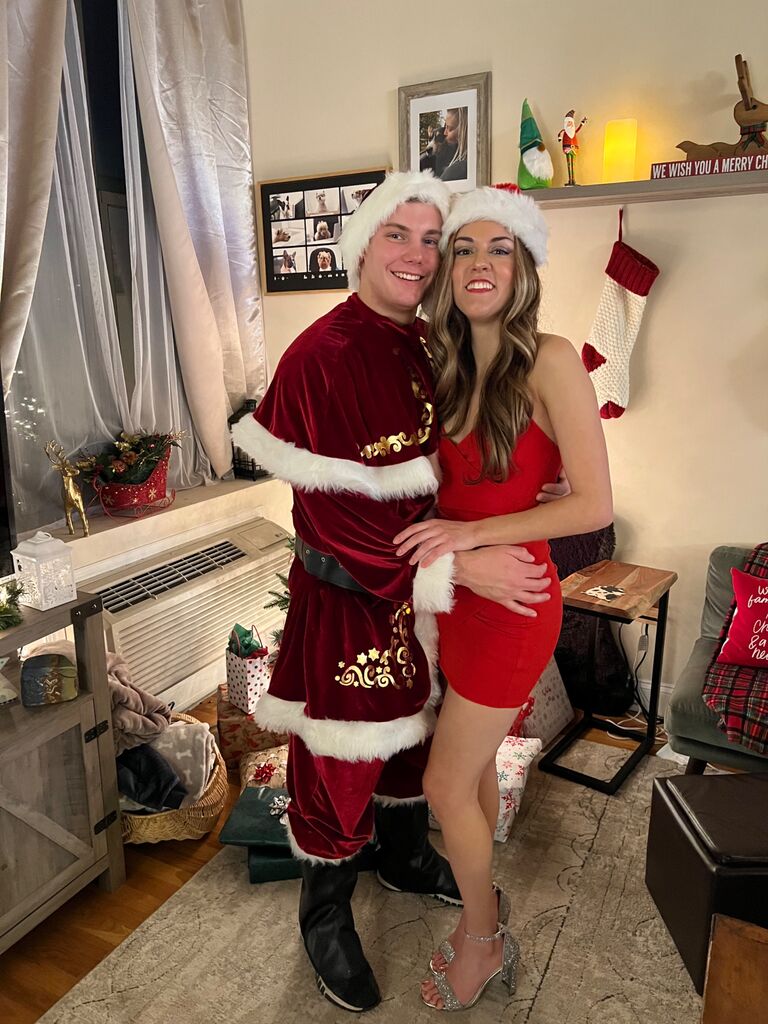 Zach finally had the courage to ask Hope to be his girlfriend. They attended their first party as a couple, dressing up as Mr. and Mrs. Claus. Again, more dancing!!