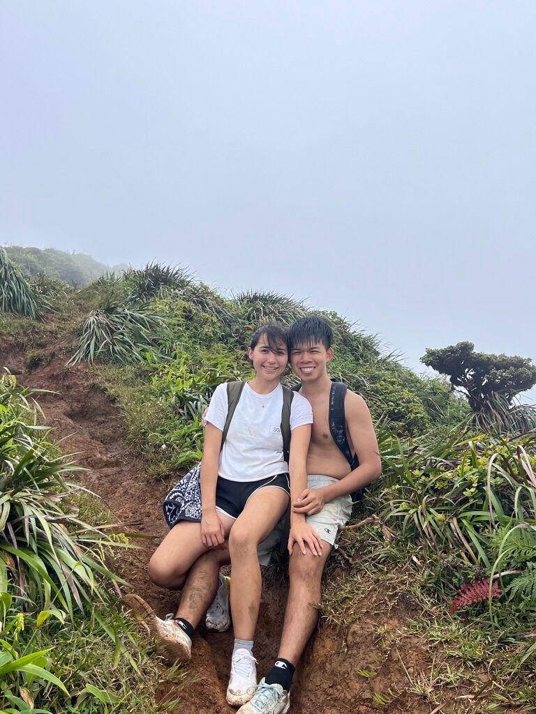 Simon and Poli with some friends hiked the Stairway to Heaven. Poli, being born and raised in Hawaii thought this was stupid and only tourists with a death wish did this hike. But of course love is blind AND dumb so she agreed to do this hike with them. Simon was worried that this hike would be a trial for their relationship since its like 5 hours uphill and Poli is a princess, not an olympic athlete. But to him and his friend's surprise Poli outperformed all of them in mental and physical endurance. Poli had a lot of fun but we can't say the same for everyone else...