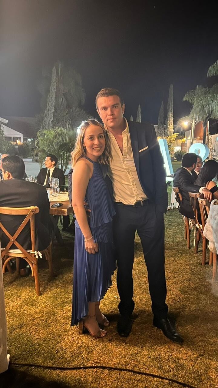 Todo comenzó el 5 de marzo del 2022 nos conocimos en una noche de fiesta  en un roof en Guadalajara, Jalisco 
No pusimos de novios un 18 de marzo 2022, fuimos a nuestra primer boda juntos 
