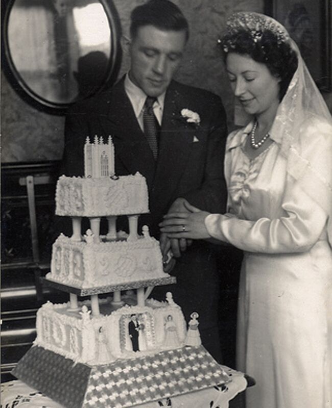 6 Retro Wedding Cakes That Cut It