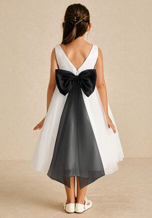 Kavi is our adorable flower girl dress cut from satin and tulle. She features a scoop neckline paired, the look is complete with an A-line skirt. This dress is not only perfect for a flower girl at a wedding but also versatile enough for other special occasions.