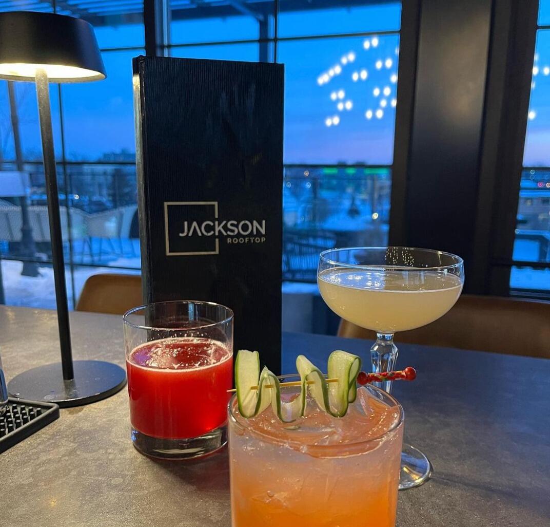 It's time for a date! They try out the new rooftop bar in town (in the middle of winter!) and end up in a lively conversation. Since they were only two in the entire place that night, Peter the bartender got to see the budding romance (and related awkwardness) up close. 