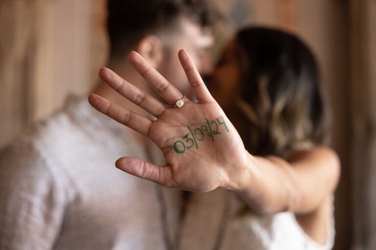 Se você chegou até o final desta história, é porque está convidado para o nosso casamento em 9 de março de 2024, e nós te amamos muito. Então, arrume as malas e traga sua incrível energia, lenços para as lágrimas de felicidade, sapatos de dança e vamos celebrar juntos esta História de Amor no Brasil!