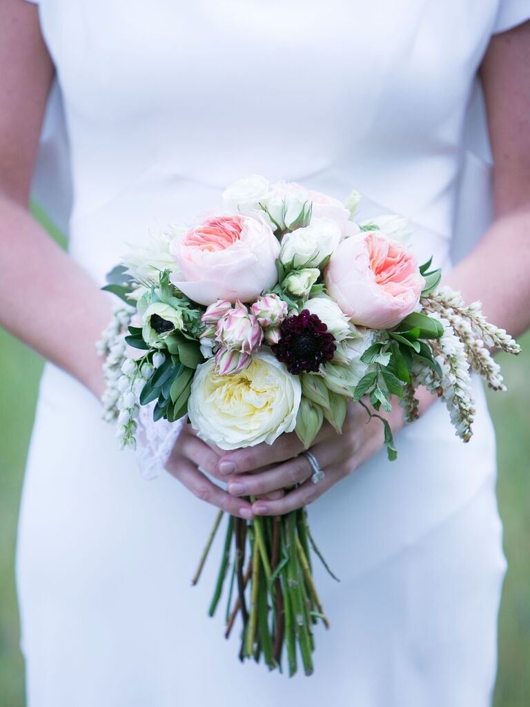 This small bouquet shines with rich roses in pale pink and yellow.