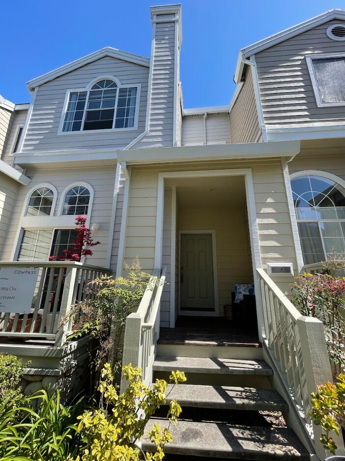 Roy and Amber move together to Redwood Shores, California. 
