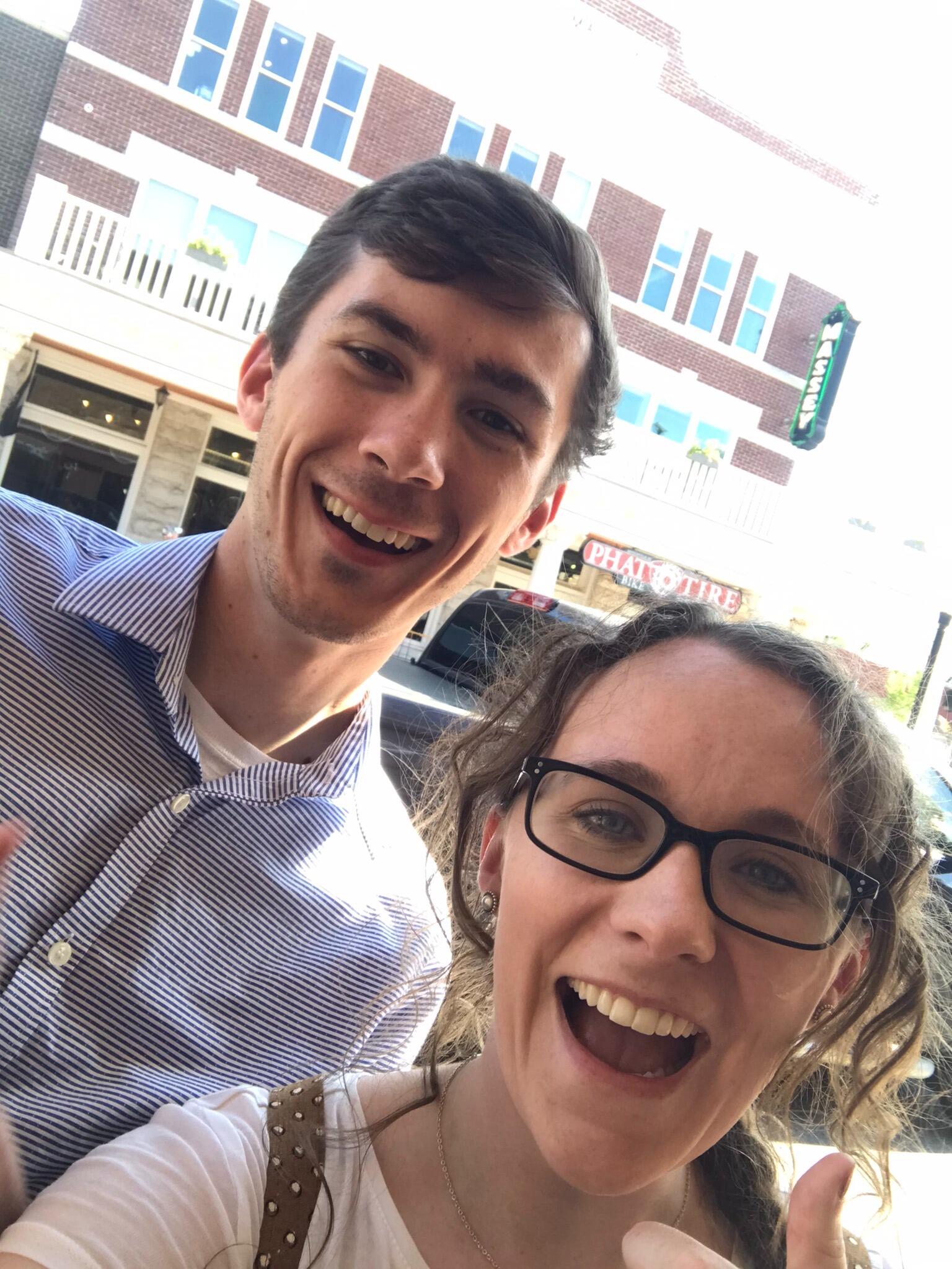 We went on "scavenger hunt" date where Landon gave Sydney a tour of her own hometown, Rogers AR. 