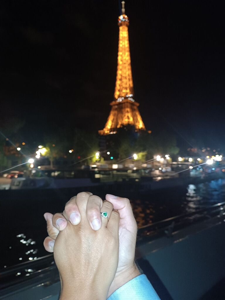 
🇮🇹 E alla fine, su un bateau-mouche che solcava la Senna, è arrivato il giorno della proposta di matrimonio: Alexandra ha detto sì!
🇨🇴 Y al final, en un bateau-mouche navegando por el Sena, llegó el día de la propuesta de matrimonio: ¡Alexandra dijo sí!