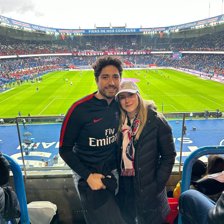 Hope and Yanis meet in Paris, France. While Hope is an Intern at the US Embassy and Yanis is working as an entrepreneur. //

Hope et Yanis se rencontrent à Paris, France. Hope est stagiaire à l'ambassade des États-Unis et Yanis travaille comme entrepreneur.