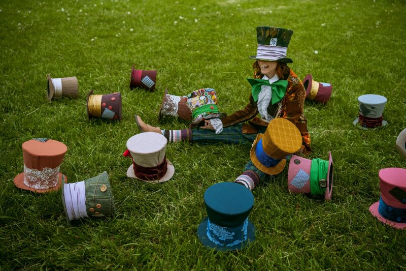 Alice in Wonderland themed party idea - mad hat decorating