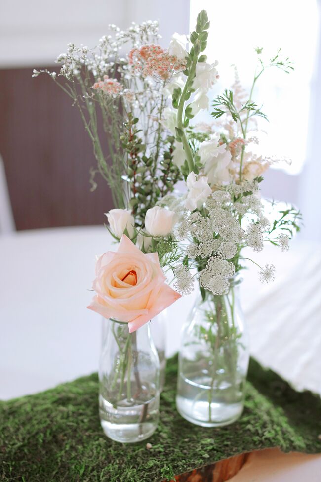 simple-bottle-centerpiece-with-roses-on-moss