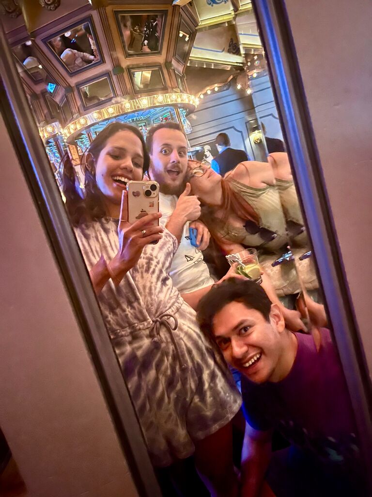 Nuestra primera noche en New Orleans, acompañados de Daniel y Sofía en el Carousel Bar.