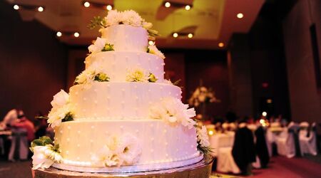 Cakes by Lynzie - Loved this wedding cake with gold leaf detail and  beautiful flowers from @boutiquebloomsdublin #weddingcake #weddingsireland  #wedding #goldleaf