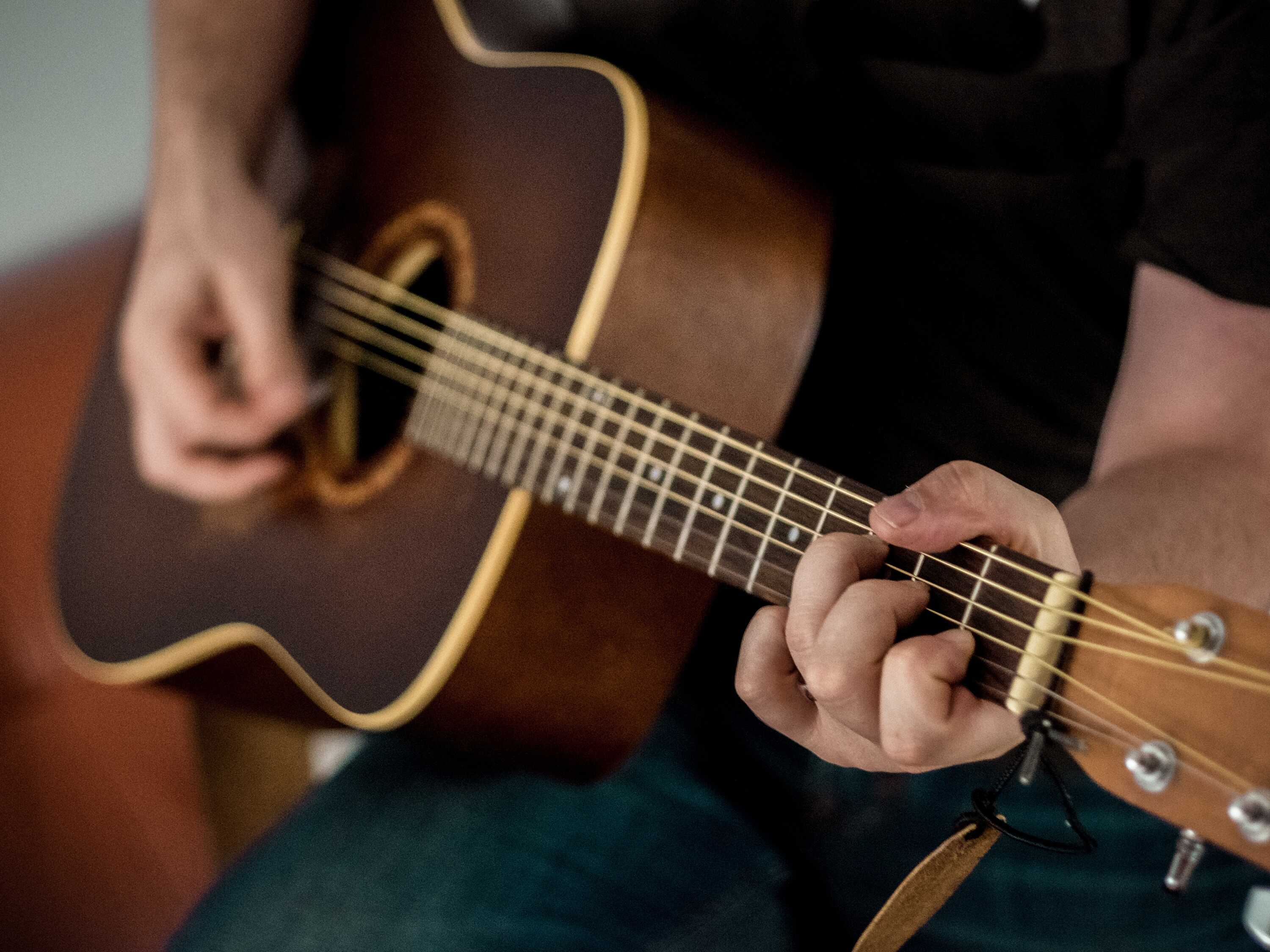 guitar-party-entertainment-unsplash