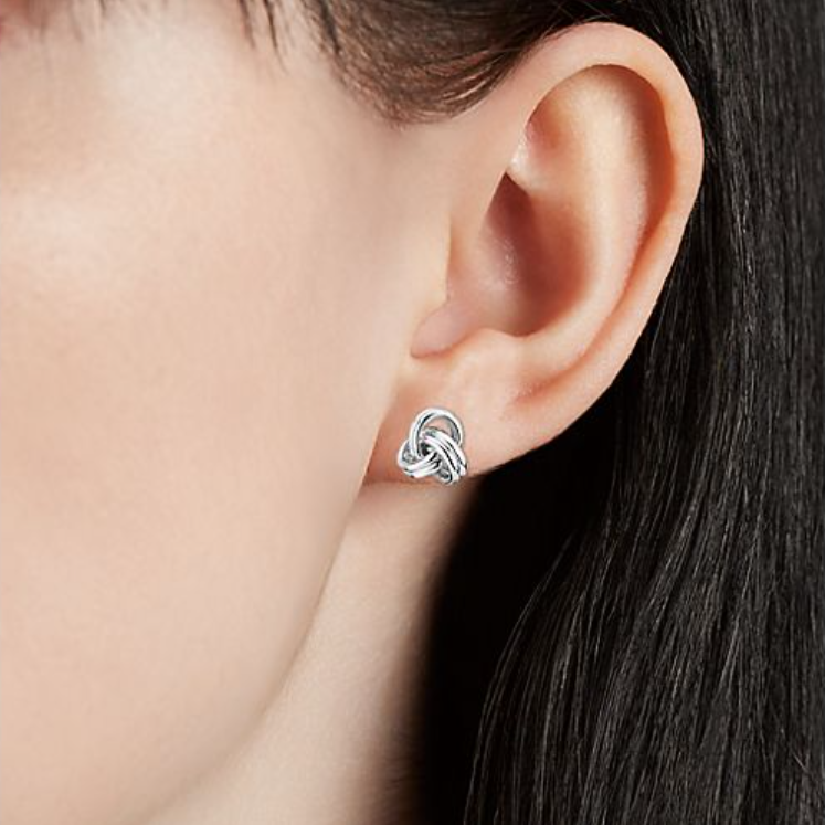 Stylish earrings for the perfect gift for your fiancée