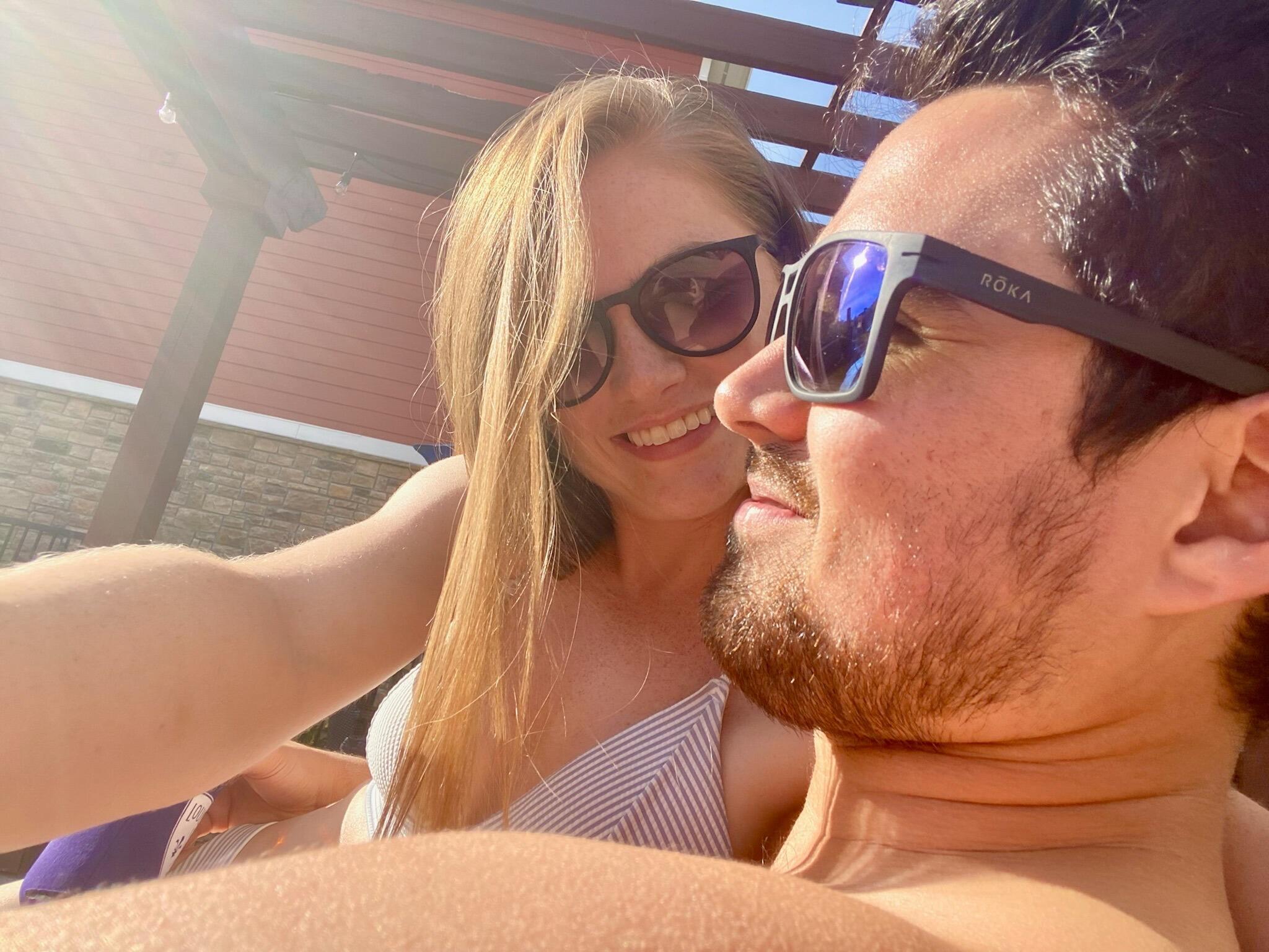 Enjoying our summer by the pool // Disfrutando de nuestro verano junto a la piscina.
