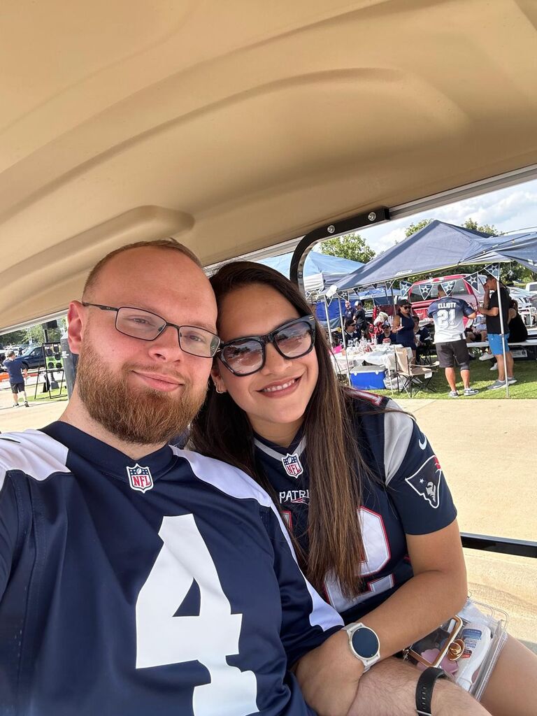 Our first Cowboys vs Patriots game. (Cowboys won of course) / Nuestro primer partido Vaqueros vs Patriotas . (Por supuesto dejamos que ganaran los vaqueros)