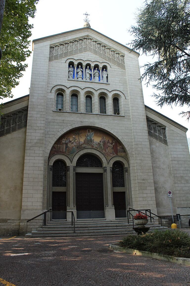 Chiesa del Santissimo Redentore: dove celebreremo il nostro matrimonio! La chiesa si trova in centro a Cernobbio, a pochi passi dalla Riva e dalla "Strettoia". Venne costruita tra il 1908 e il 1912 sotto il controllo di Cesare Formenti, i dipinti sono di Enrico Volonterio. Venne consacrata il 28 giugno 1935 e venne completata nel dopoguerra. Sulla facciata sono presenti cinque statue dei santi Stanislao, Ambrogio, Abbondio, Luigi e Antonio posti su una loggia e sopra i portoni è presente un murale in oro. ..................................................................................... 
This is the church where we will celebrate our wedding! The church is in the center of Cernobbio, a few meters away from the lake. The church was built between 1908 and 1912 under request of Cesare Formenti, while the paintings have been executed by Enrico Volonterio. The church has been consecrated on 28th of June 1935 and has been finalized after the second world war. In the facade there are 5 statues representing the saints Stanislao, Ambrogio, Abbondio, Luigi and Antonio placed in a loggia; above the church doors it is represented a golden mural. 