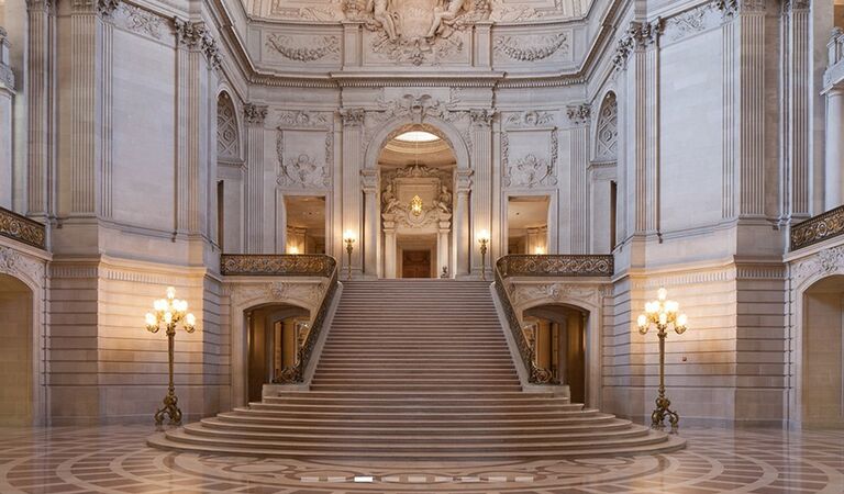 Lucy and Nate have their wedding ceremony with their parents and siblings at San Francisco City Hall. Lucy y Nate celebran su ceremonia de boda con sus padres y hermanos en el Ayuntamiento de San Francisco. 露西和内特在旧金山市政厅与父母和兄弟姐妹举行婚礼。