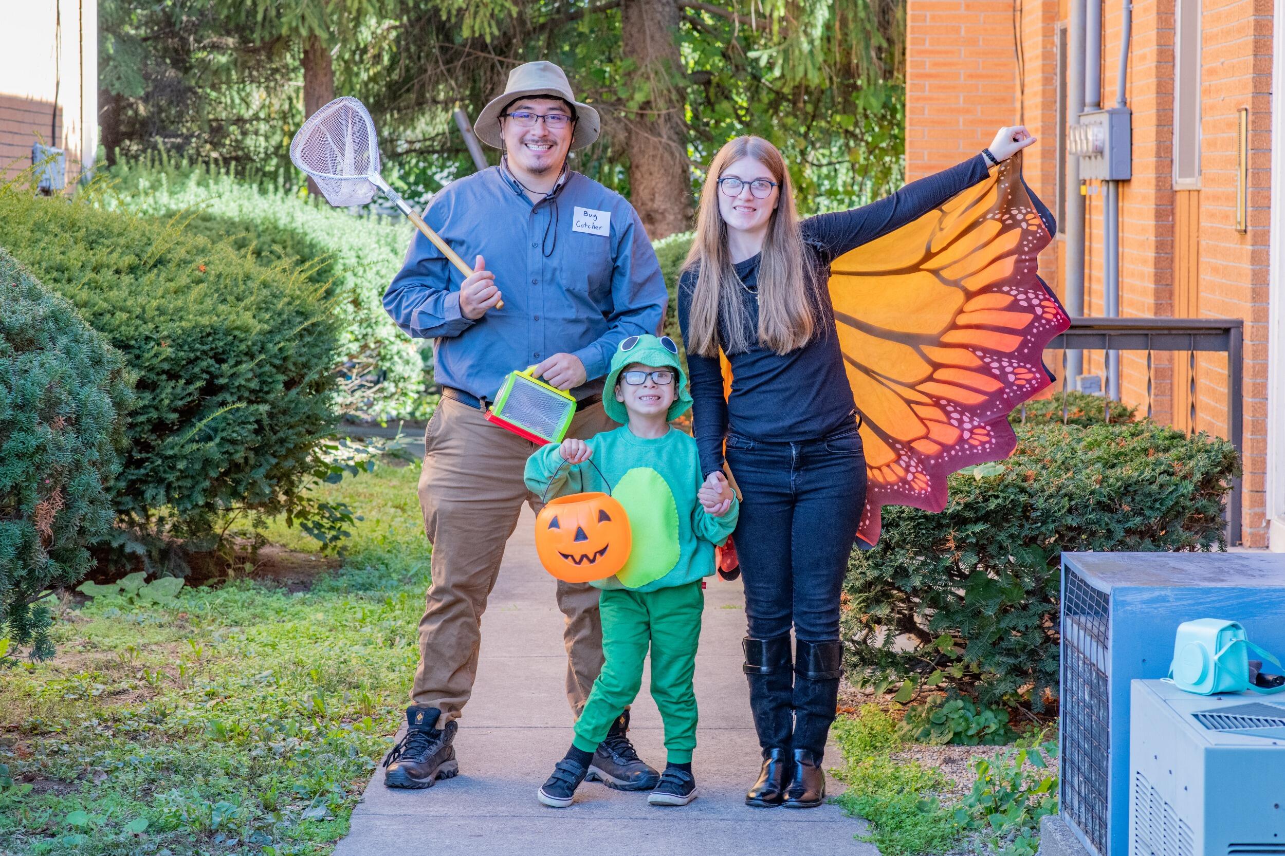 Octavio dressed as a bug catcher, Rachel dressed as a butterfly and little Octavio dressed as a frog for Halloween. 