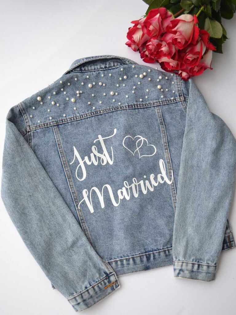 Ngọc trai tôn dáng áo khoác jean "Just Married"