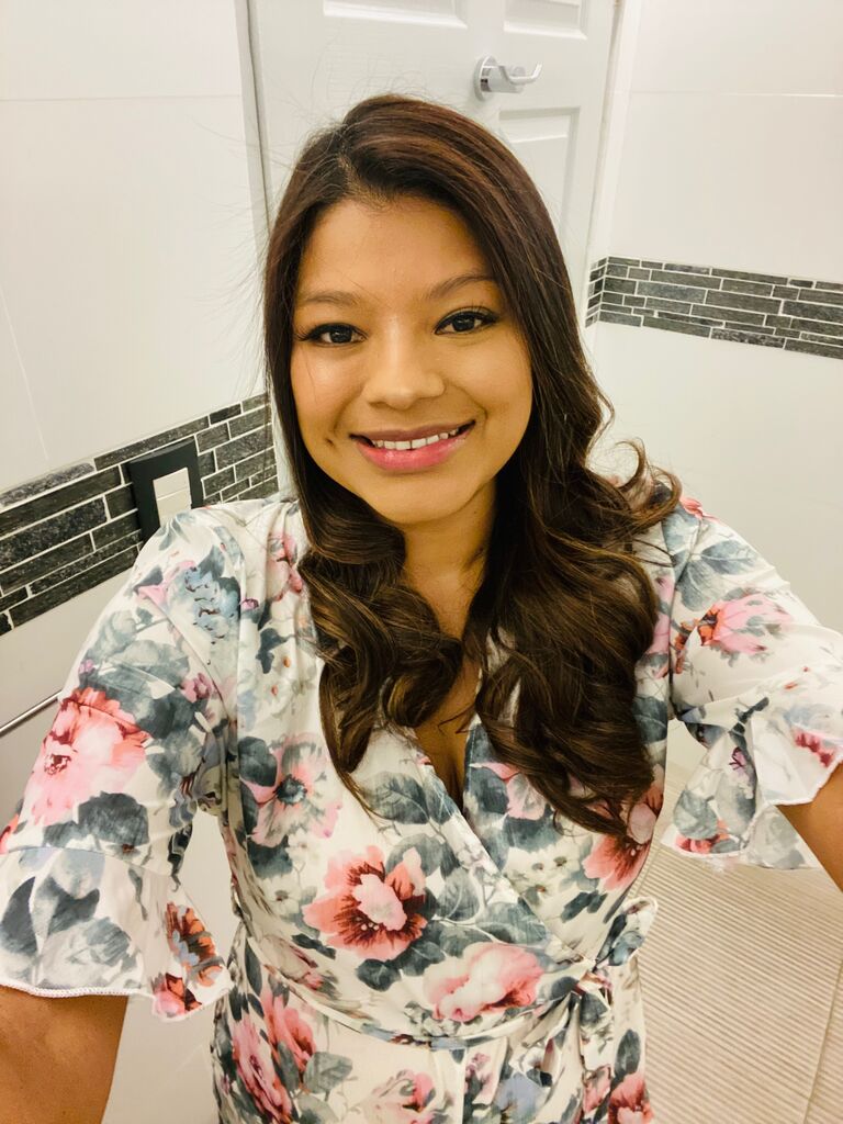 Elena se empezó a arreglar, mientras By "preguntando por un lugar para ir a cenar" pero en realidad estaba revisando detalles para ese momento tan especial.
El lugar vista a los dos lados del mar y el bosque de Manuel Antonio... 
Ella mientras, emocionada porque estaban de date!