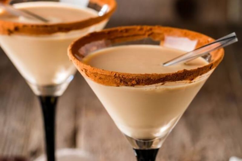 Christmas & Holiday Cocktail Recipes - homemade baileys Irish cream