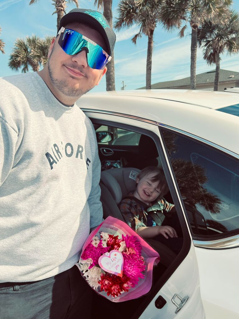 Lucas surprised Jillian at work with flowers 
