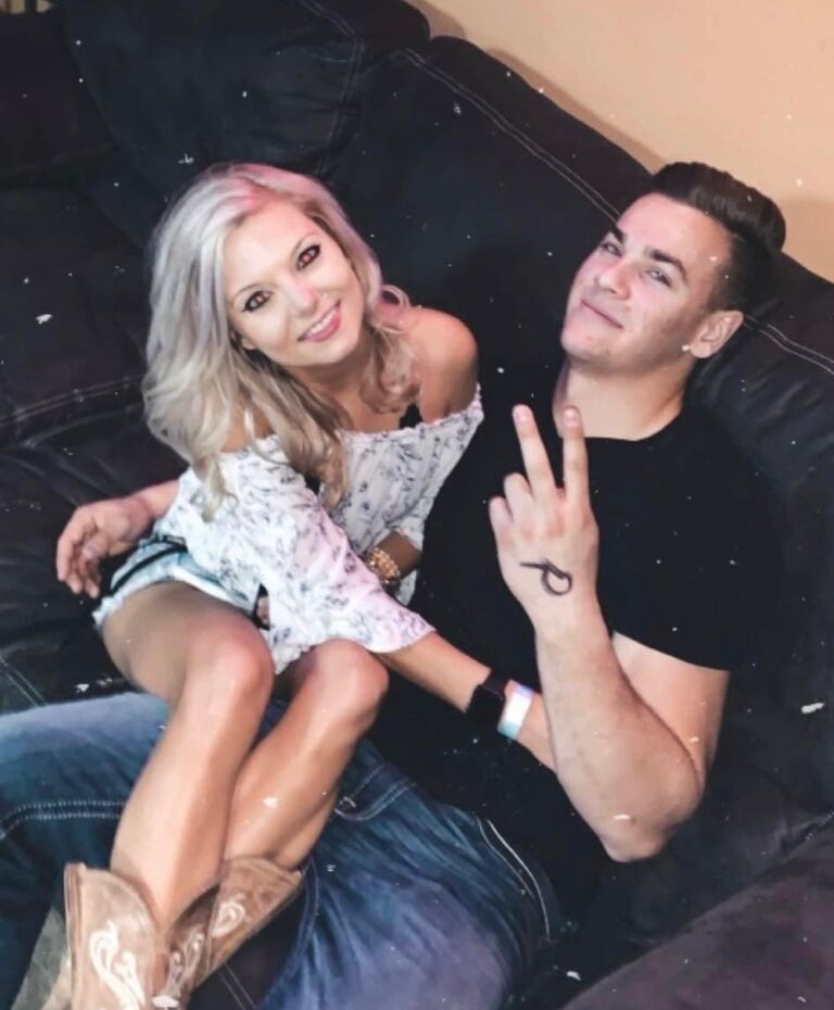 Kelsie and Dillon first meet after snap chatting at Club Rodeo.