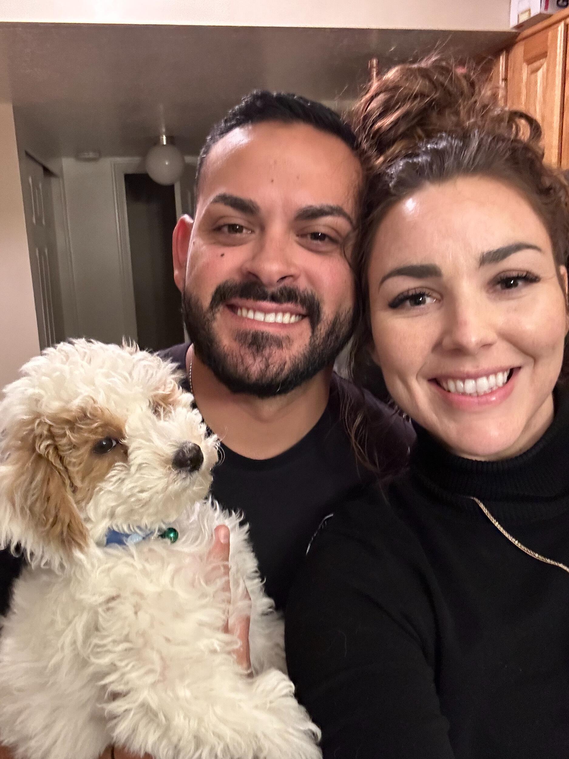 Surprised him with our second pet! MILO (Yes you read that right, 5 days later) 
🖤
 Sorpresa! ¡Tenemos a MILO, nuestra segunda mascota!
(Y sí… ¡solo pasaron 5 días!)