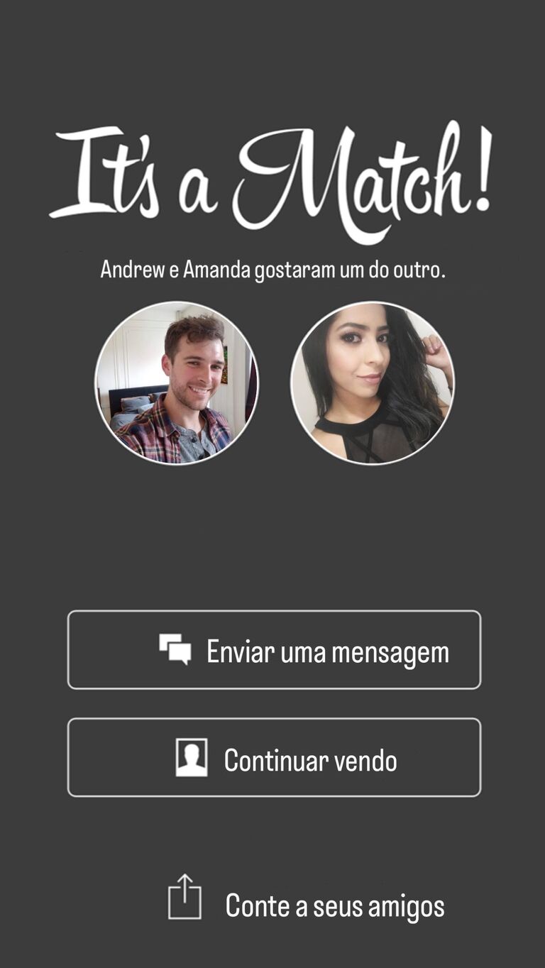 Vocês Combinam!
Amanda e Andrew agendaram um encontro para a próxima semana em um restaurante local, que era novidade para ambos. Eles mantiveram uma conversa constante enquanto faziam a contagem regressiva dos dias até finalmente se encontrarem pessoalmente. Cheios de entusiasmo, ambos correram para casa após o trabalho e se apressaram para se prepararem. Felizmente, havia apenas alguns metros de distância entre eles. Andrew caminhou um quarteirão e meio até a casa de Amanda e enviou uma mensagem dizendo "Estou aqui". Seus olhares se encontraram no momento em que Amanda saiu pela porta, ambos imediatamente sentindo que tiveram sorte ao verem o quão atraente era a pessoa com quem haviam conversado durante toda a semana. Após alguns quarteirões, chegaram e  pediram vinho e aperitivos e, antes que percebessem, 4 horas haviam passado e o restaurante estava fechando. A conversa fluía de forma tão natural, divertida e envolvente que eles perderam completamente a noção do tempo. Não é preciso dizer que haveria um segundo encontro.