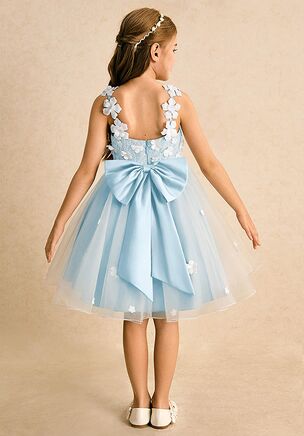 This stunning tulle and lace flower girl dress combines a V-neckline adorned with 3D flower embellishments, a back bow detail, and a voluminous ball gown knee-length skirt.