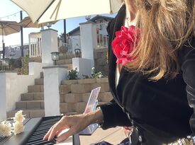 Amber Hendren Piano for Divine Events - Pianist - San Diego, CA - Hero Gallery 1