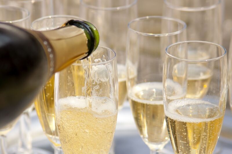 Apres ski party idea - champagne cheers