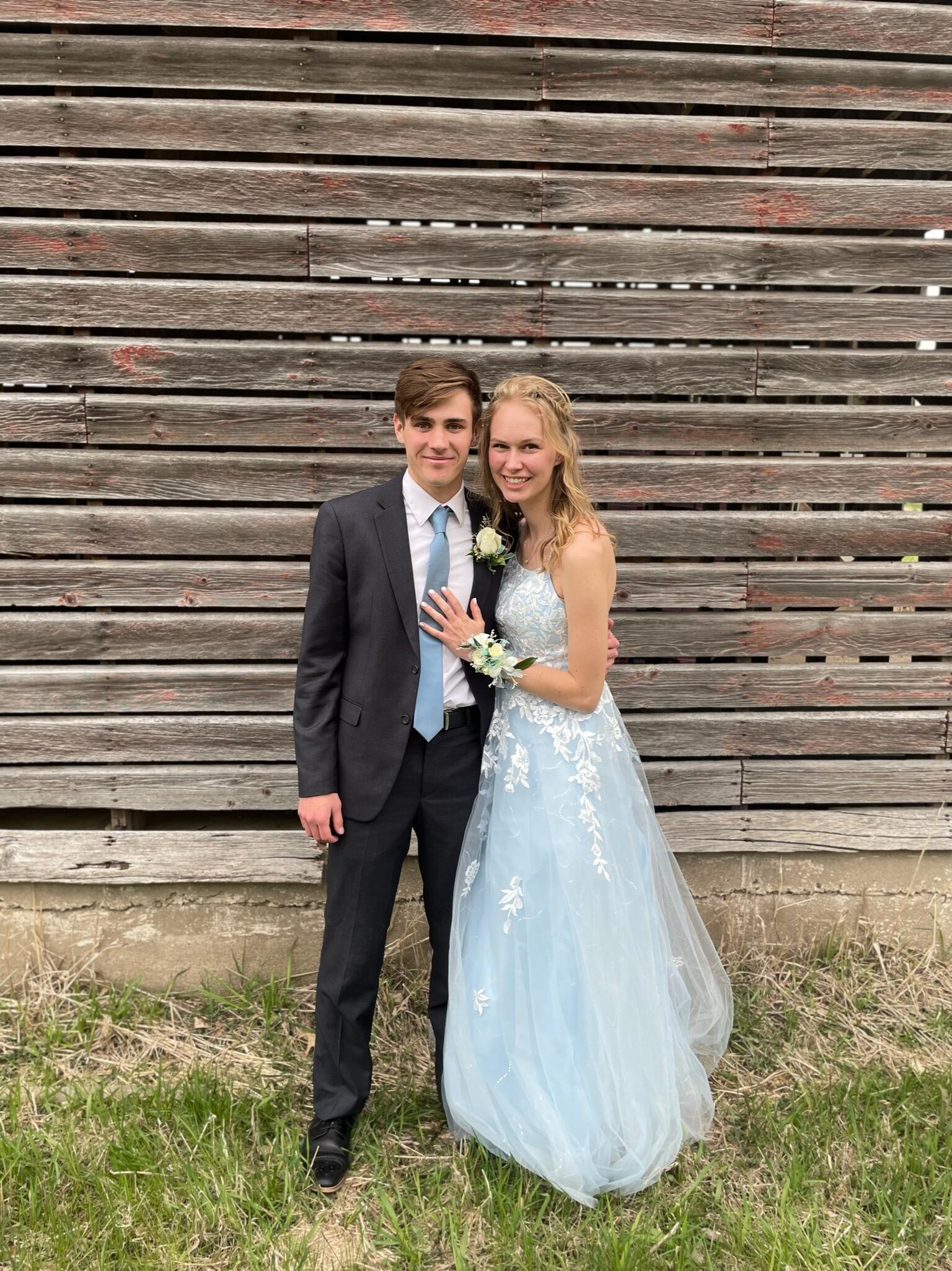 A moment for their last prom✨
