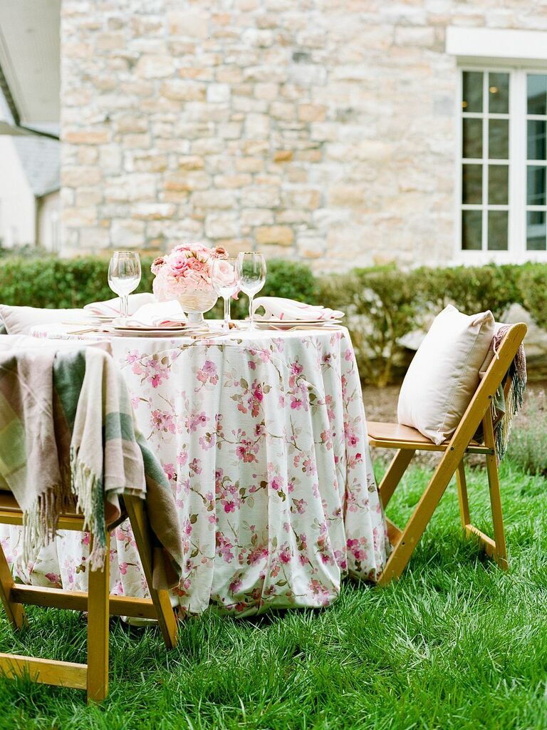 floral patterned table cloths for your spring wedding decor