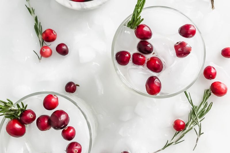 Christmas & Holiday Cocktail Recipes - mistletoe kiss cocktail