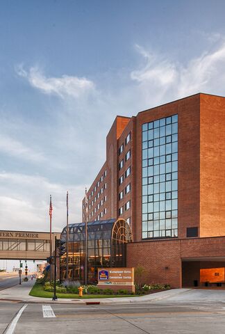 Oshkosh Waterfront Hotel | Oshkosh, WI Reception Venues