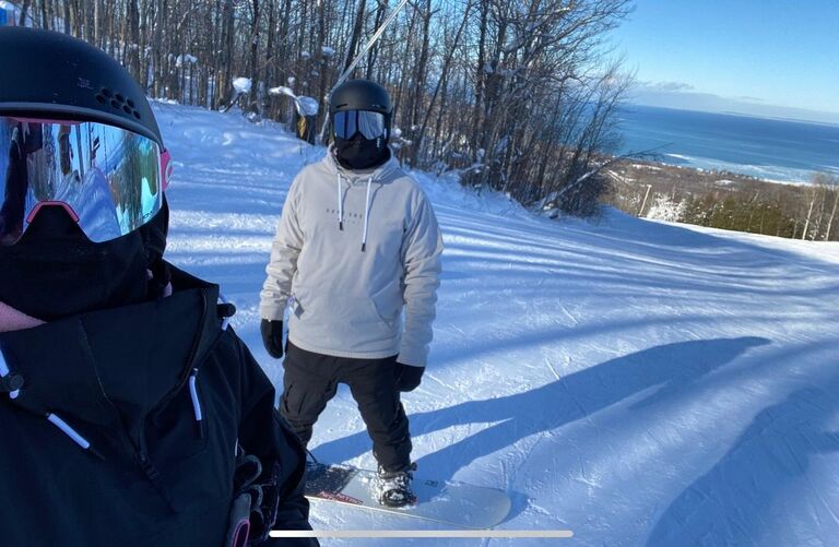 Alicia and Diego take up new hobbies like snowboarding to deal with the boredom of covid lockdowns.