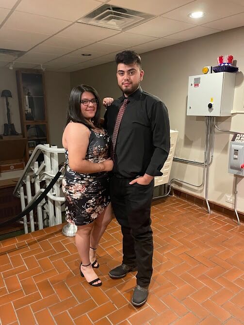 21 and still in love. Always matching or coordinating outfits at every party. 
21 años y aun enamorados. Siempre combinando atuendos en cada fiesta.