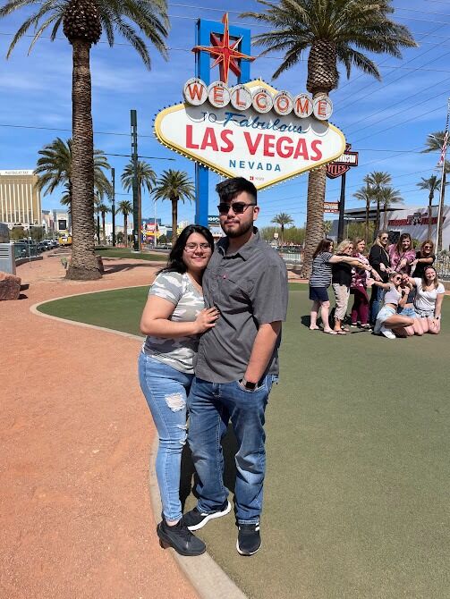 Our first ever vacation together we went to Las Vegas! It was our first time at any casino and of course I lost everything I bet and he left with only 9 cents lol.
Nuestras primeras vacaciones juntos fuimos a Las Vegas! Era nuestra primera vez en un casino y por supuesto yo perdí todo lo que aposte y el se fue con solo 9 centavos jaja.
